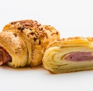 Croissant sajttal és sonkával töltve